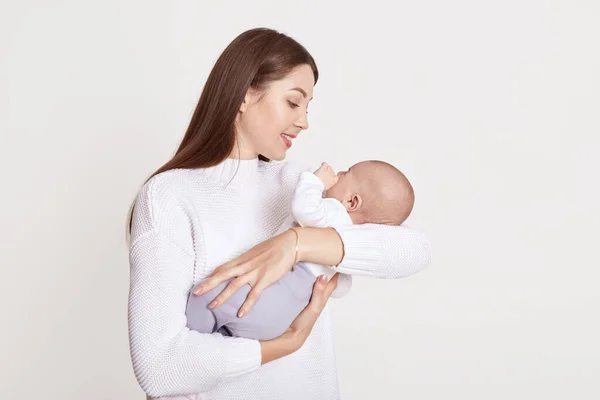 Mère Jouant Avec Bébé Fille Famille Heureuse Amusant Intérieur Enfant — Photo