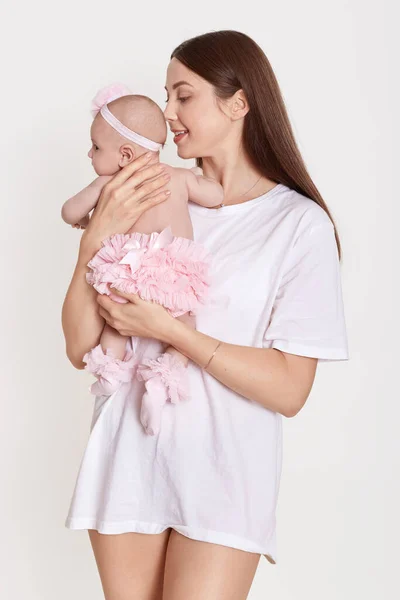 Adorable Mujer Joven Camiseta Blanca Con Hija Bebé Sus Brazos — Foto de Stock