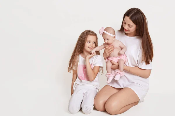 Feliz Madre Sus Dos Hijas Posando Aisladas Sobre Fondo Blanco — Foto de Stock
