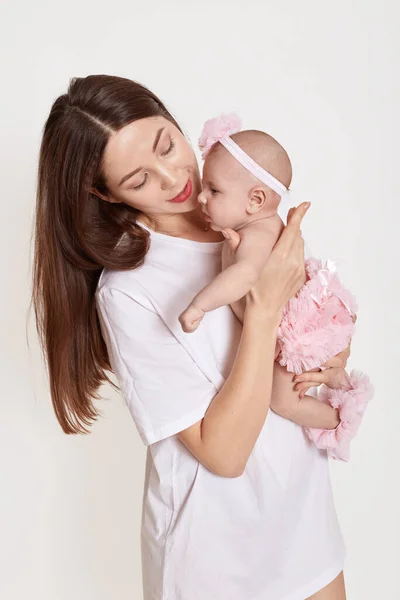 Lycklig Mor Med Liten Bebis Händerna Poserar Mot Vit Vägg — Stockfoto
