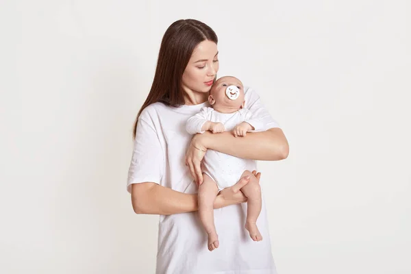 Mamá Sostiene Bebé Brazos Anima Posando Aislada Sobre Fondo Blanco — Foto de Stock