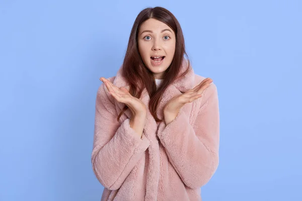 Mujer Pelo Oscuro Joven Asombrado Usando Abrigo Piel Color Rosa — Foto de Stock