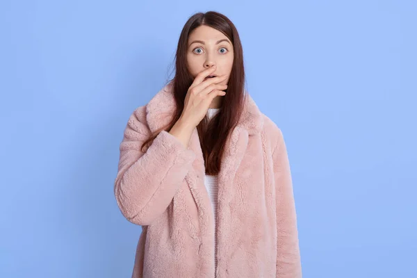 Mujer Joven Conmocionada Con Pelo Castaño Pie Contra Pared Azul — Foto de Stock