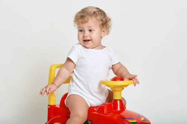 Man Kind Met Golvend Blond Haar Rijden Rood Geel Speelgoed — Stockfoto