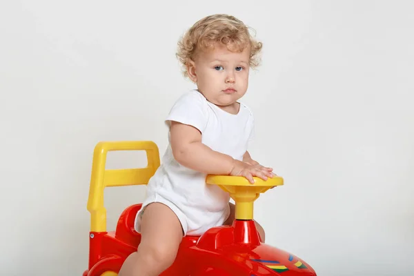 Baby Kinderen Auto Poseren Tegen Witte Muur Nieuwsgierig Mannelijk Kind — Stockfoto