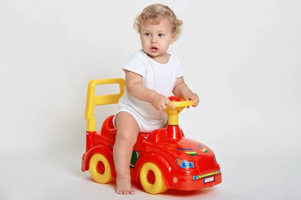 Nieuwsgierig Kind Zit Speelgoed Auto Weg Kijken Ziet Iets Interessants — Stockfoto