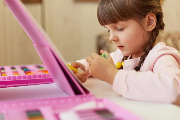 Portrait Une Enfant Fille Dessinant Avec Des Crayons Des Crayons — Photo