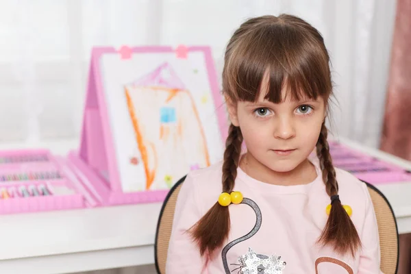 Adorabile Bambina Ama Disegnare Con Matite Colorate Pastelli Cera Seduta — Foto Stock