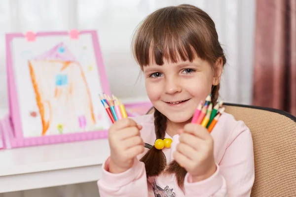 Charmant Lächelnde Glückliche Weibliche Kind Sitzt Mit Vielen Buntstiften Beiden — Stockfoto