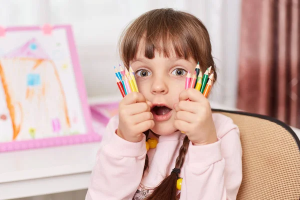 Verblüfftes Kind Kleines Mädchen Mit Verängstigtem Gesichtsausdruck Panik Mit Weit — Stockfoto