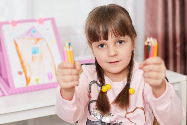 Kleines Mädchen Das Zeichnen Lernt Beiden Händen Viele Bunte Wachsmalstifte — Stockfoto