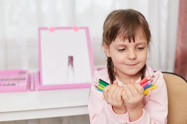 Porträt Eines Kleinen Mädchens Das Buntstifte Beiden Händen Hält Und — Stockfoto