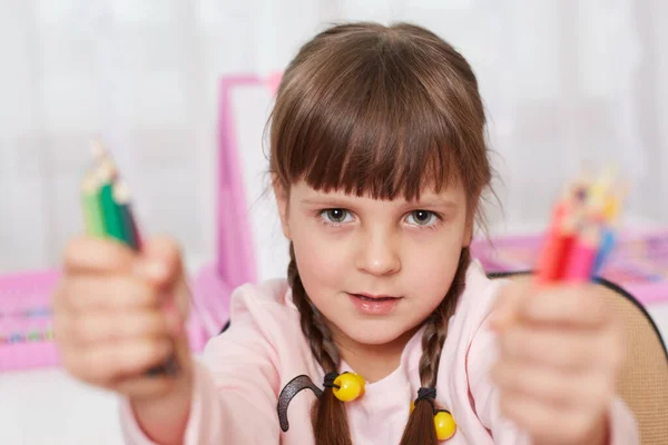 Nettes Weibliches Kind Mit Ernstem Gesichtsausdruck Das Direkt Die Kamera — Stockfoto