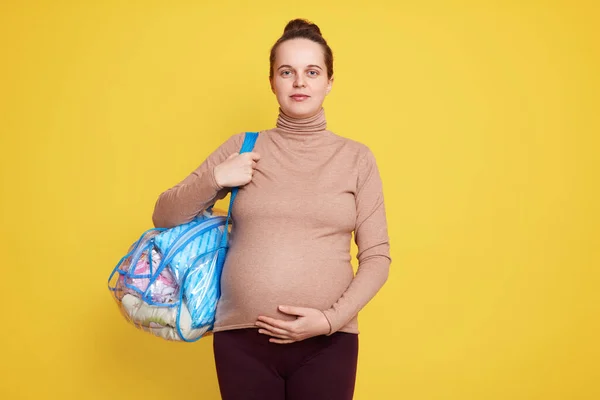 Hermosa Mujer Embarazada Con Moño Pelo Sostiene Bolsa Con Las — Foto de Stock