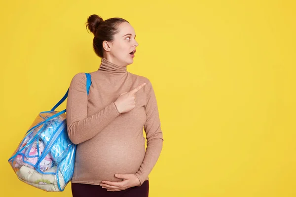 Jonge Zwangere Vrouw Casual Kleding Met Buik Wijzen Opzij Met — Stockfoto