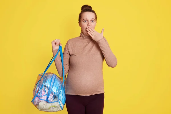 Joven Atractiva Mujer Embarazada Madre Usando Casualmente Sosteniendo Bolsa Con — Foto de Stock