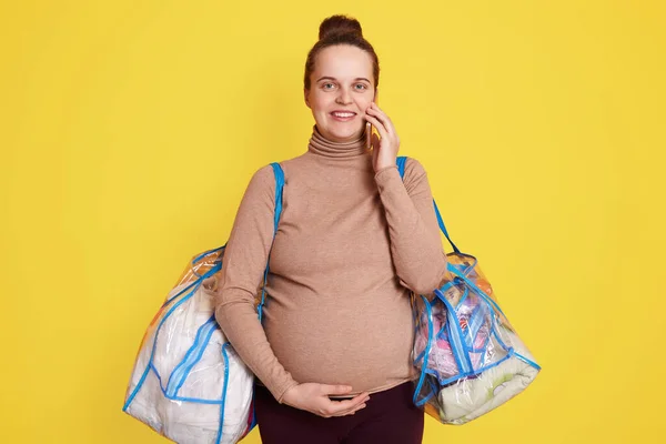 Беременная Женщина Собирает Вещи Кружевного Малыша Подготовка Родам Дома Готовимся — стоковое фото