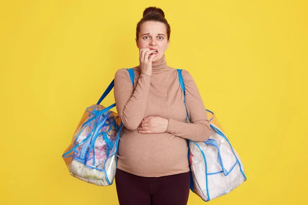 Těhotná Žena Stojící Izolovaná Nad Žlutým Pozadím Připravená Odvézt Nemocnice — Stock fotografie