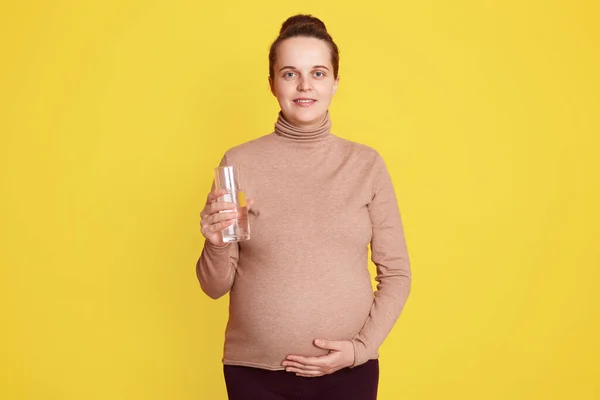 Έγκυος Γυναίκα Θέτει Απομονωμένη Πάνω Από Κίτρινο Φόντο Στέκεται Ένα — Φωτογραφία Αρχείου