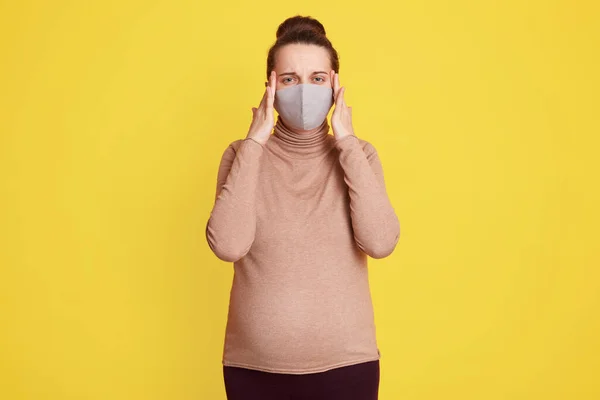 의료용 마스크를 아름다운 임산부가 사원에 손가락을 코로나 바이러스에 감염되는 두려워하고 — 스톡 사진