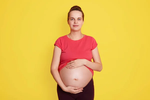 Close Van Zwangere Vrouw Aanraken Van Haar Blote Buik Met — Stockfoto