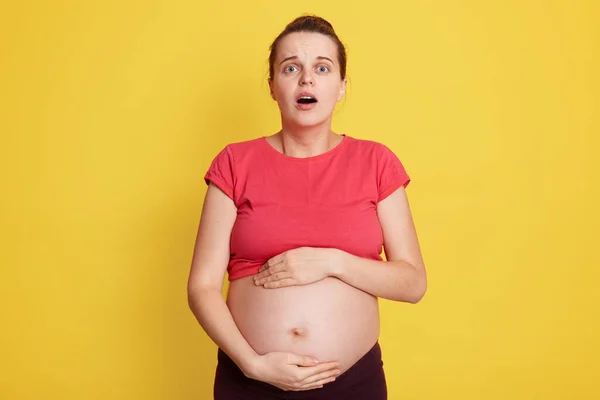 Vacker Europeisk Kvinna Väntar Barn Röra Gravid Mage Ser Rädd — Stockfoto