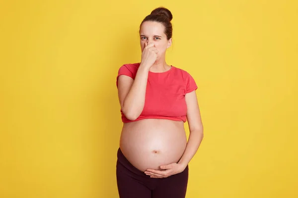 Young Beautiful Caucasian Pregnant Woman Expecting Baby Stands Isolated Yellow — Stock Photo, Image