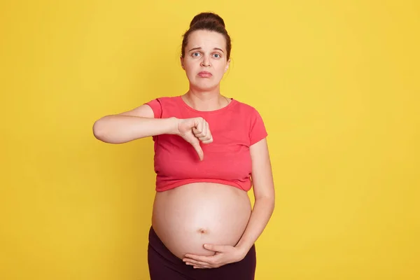 Mujer Europea Triste Posando Aislada Sobre Fondo Amarillo Mostrando Pulgar — Foto de Stock