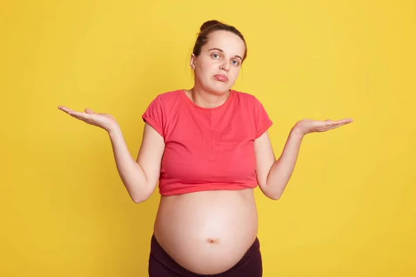 Jovem Bela Fêmea Esperando Bebê Fica Isolada Sobre Fundo Amarelo — Fotografia de Stock