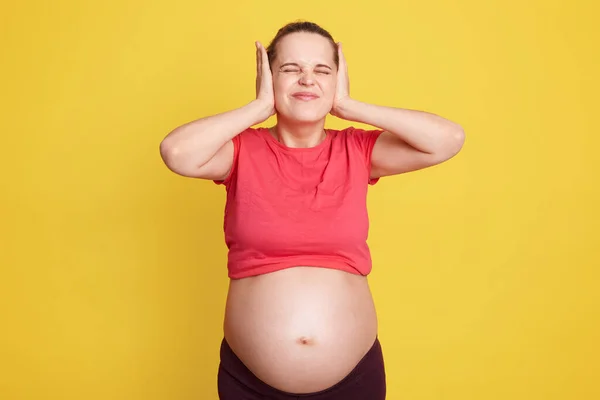 Νεαρή Όμορφη Έγκυος Γυναίκα Περιμένει Μωρό Καλύπτοντας Αυτιά Παλάμες Ποζάροντας — Φωτογραφία Αρχείου