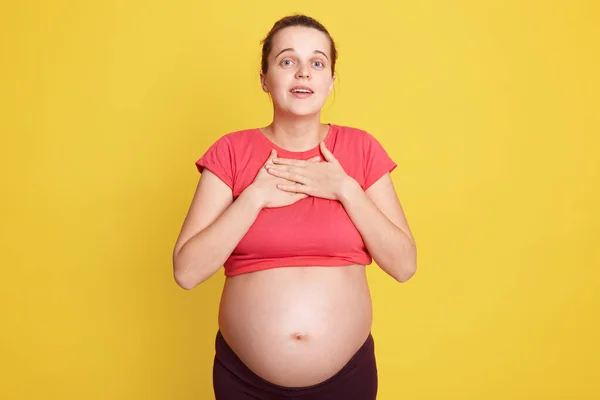 Verbaasde Dankbare Vrouw Verwacht Baby Houdt Handen Borst Kijkt Naar — Stockfoto