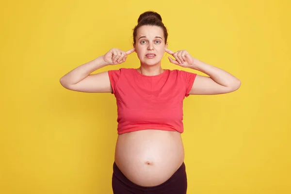 Caucásica Embarazada Madre Posando Aislada Sobre Fondo Amarillo Cubriéndose Las — Foto de Stock