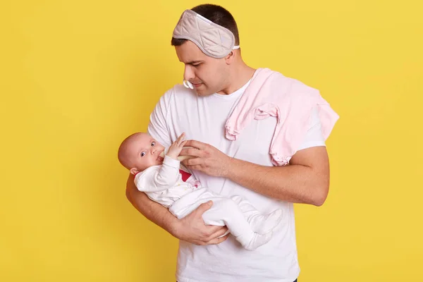 Joven Padre Alimentando Bebé Mientras Posa Aislado Sobre Fondo Amarillo —  Fotos de Stock
