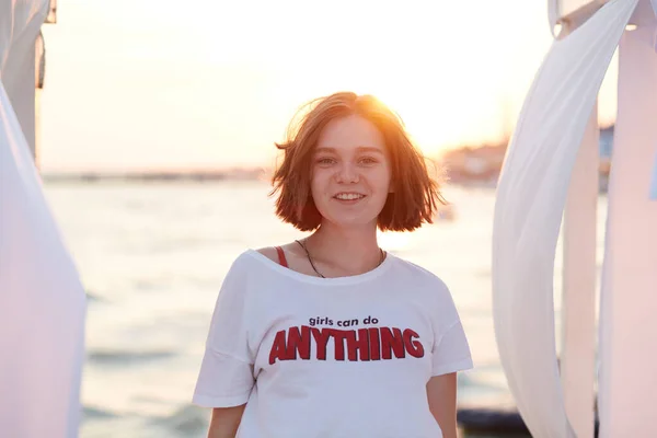 Jonge Vrouw Genieten Van Zomervakantie Het Strand Kijken Direct Naar — Stockfoto