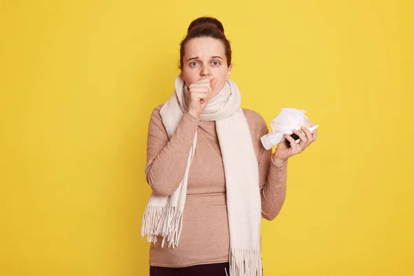 Mujer Embarazada Que Usa Suéter Bufanda Casuales Tosiendo Manteniendo Puño — Foto de Stock