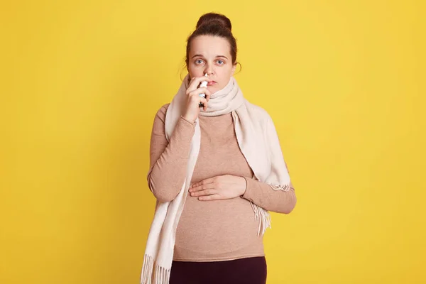 Mujer Con Resfriado Durante Embarazo Utilizando Aerosol Nasal Para Aliviar — Foto de Stock