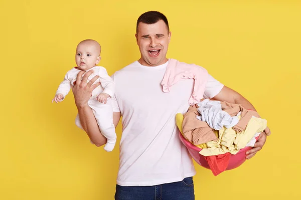 Mladý Bělošský Otec Novorozeným Dítětem Muž Rodič Který Nosí Dítě — Stock fotografie
