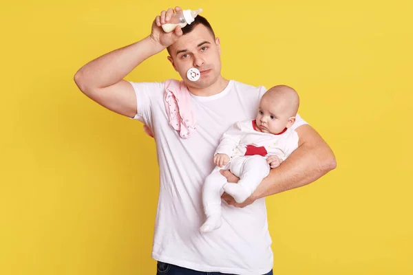 Padre Cansado Con Maniquí Bebé Boca Manteniendo Mano Frente Padre —  Fotos de Stock