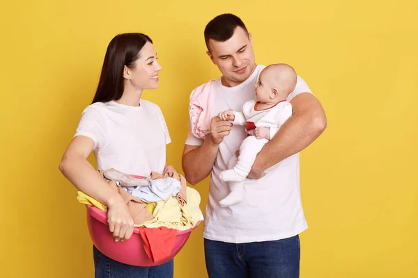 Hipster Padre Madre Posando Con Hijo Aislado Sobre Fondo Amarillo — Foto de Stock