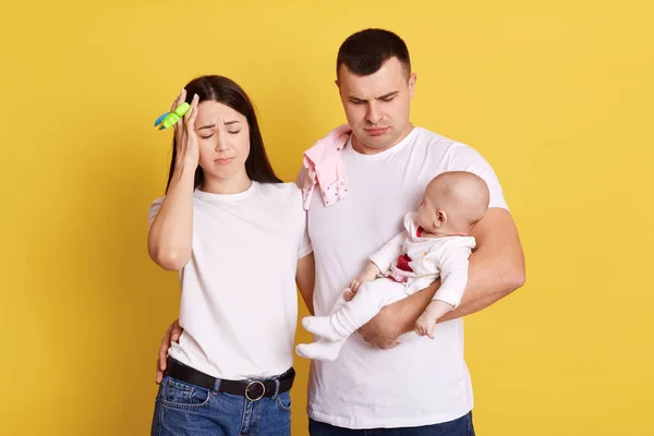 Father Mother Infant Child Standing Yellow Wall Busy Tired Dad — Stock Photo, Image