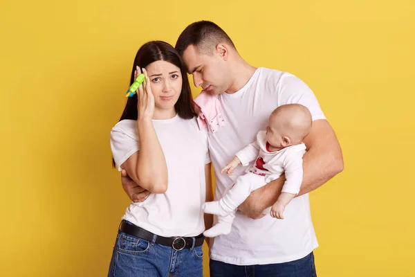 Tired Parents Cuddling Baby Daughter Look Very Sleepy Tired Posing — Stock Photo, Image