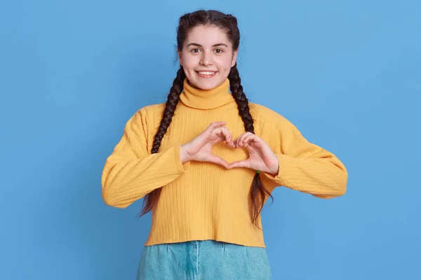 Jovem Encantadora Mostrando Amor Mostra Gesto Coração Sorri Amplamente Tem — Fotografia de Stock