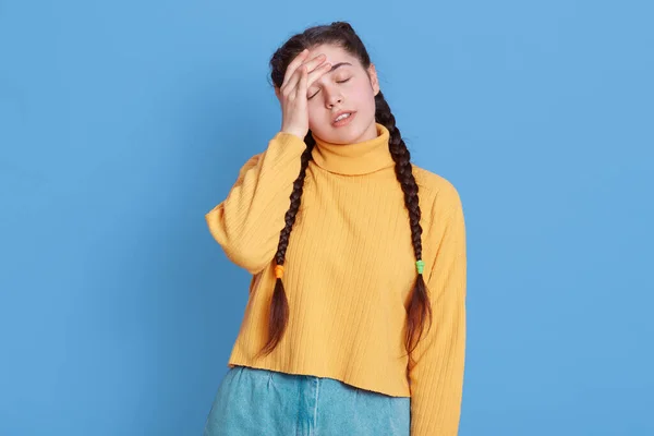 Retrato Molestos Vestidos Femeninos Lindos Suéter Amarillo Haciendo Gesto Facepalm — Foto de Stock