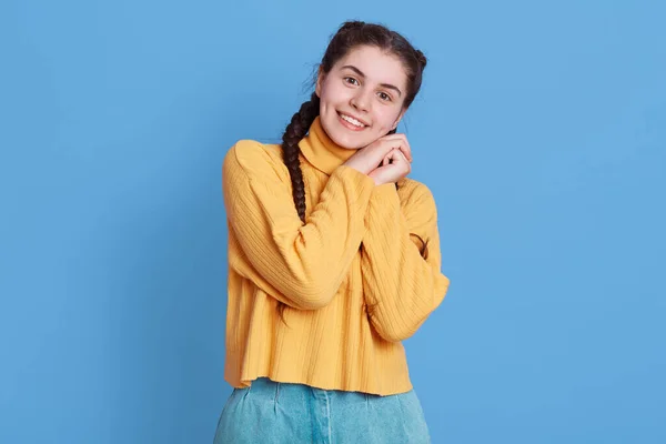 Gambar Gadis Eropa Lucu Dengan Dua Kepang Mengenakan Sweater Kuning — Stok Foto