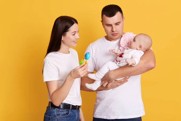 Familie Fericită Jucându Fiica Lor Nou Născută Timp Pozează Izolată — Fotografie, imagine de stoc