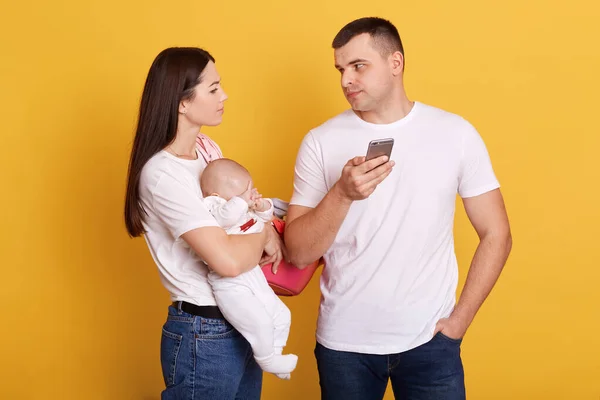 Madre Padre Bebé Pie Sobre Fondo Amarillo Adorable Mujer Mirando — Foto de Stock