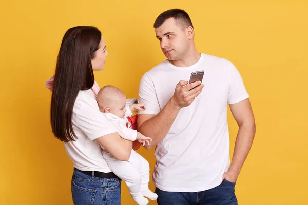 Young Attractive Mother Newborn Daughter Hands Looking Her Husband Makes — Stock Photo, Image