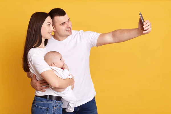 Profile Happy Couple Taking Selfie Baby Hands Looking Joyful Facial — Stock Photo, Image
