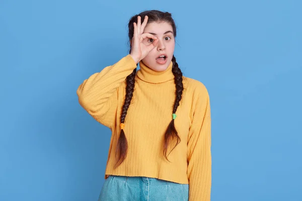 Retrato Chica Europea Loca Asombrada Hacer Bien Signo Ojo Binocular — Foto de Stock