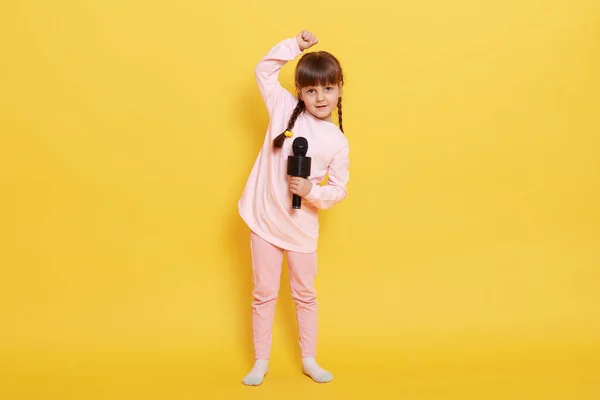 Menina Cantando Com Microfone Dançando Mantendo Mão Para Cima Olhando — Fotografia de Stock